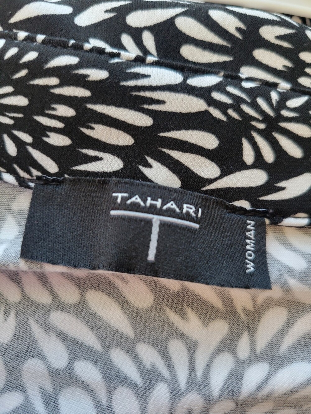 Tahari Liquid Knit Top 1x - Picture 7 of 11